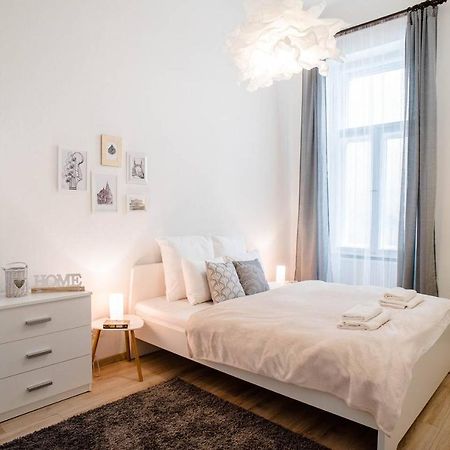 Comfy, Renewed 3 Bedroom Apt In Center Budapeste Exterior foto